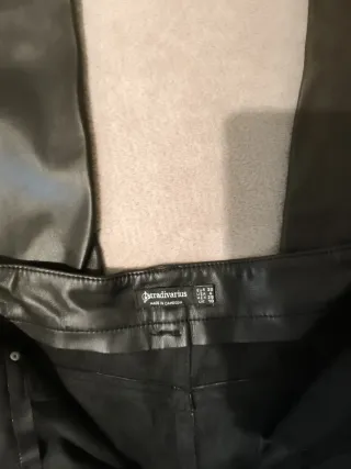 Pantalón polipiel Stradivarius Talla 38