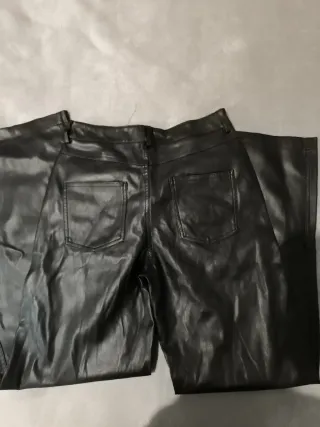 Pantalón polipiel Stradivarius Talla 38