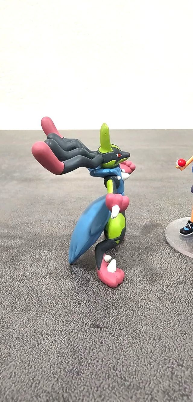 Figura Mega Lucario Shiny Pokémon Tomy