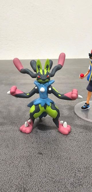Figura Mega Lucario Shiny Pokémon Tomy