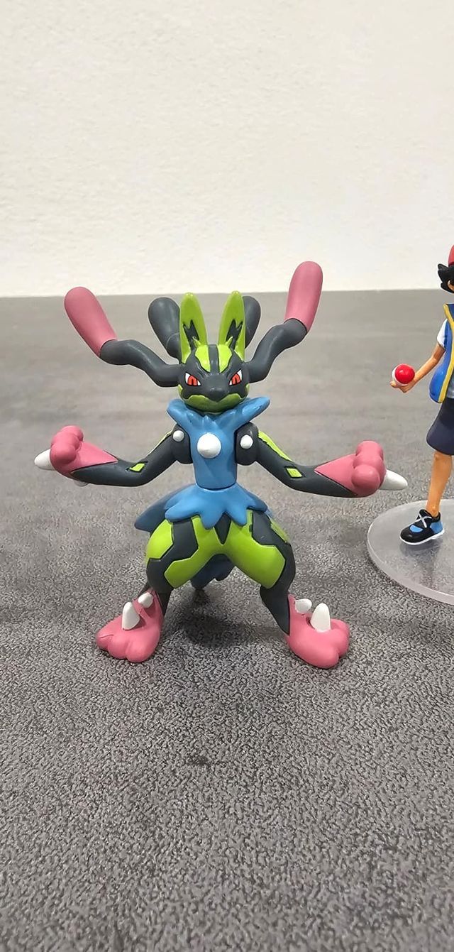 Figura Mega Lucario Shiny Pokémon Tomy