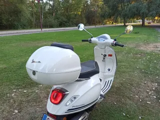 Vespa Primavera Blanca con Baúl