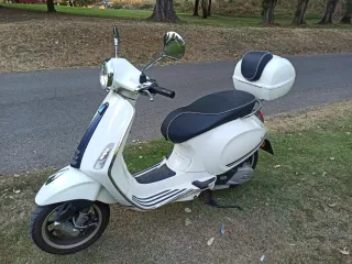 Vespa Primavera Blanca con Baúl