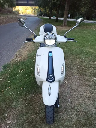 Vespa Primavera Blanca con Baúl