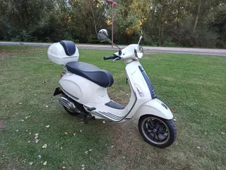 Vespa Primavera Blanca con Baúl