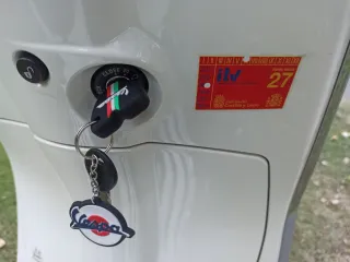 Vespa Primavera Blanca con Baúl