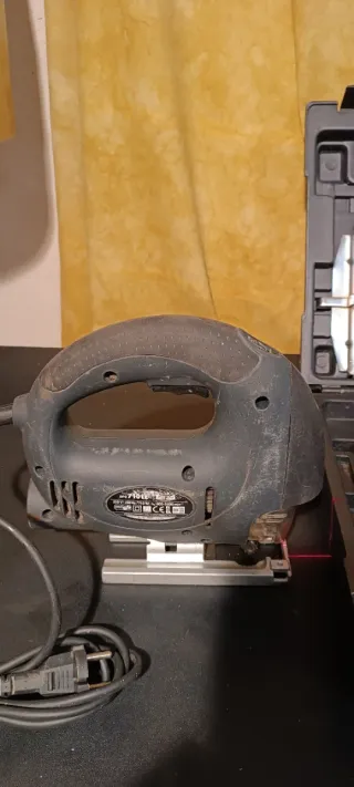 Sierra de calar Hercules de 710wcon maletín