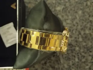 Reloj Beclay Dorado con Detalles Brillantes