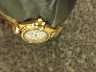 Reloj Beclay Dorado con Detalles Brillantes