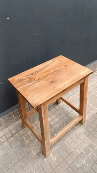 Mesa auxiliar de madera