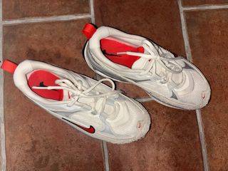 Deportivas Nike Blancas y Rojas