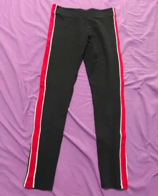 Leggings negros con franjas laterales rojas