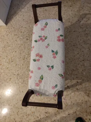 Banqueta de dormitorio con flores