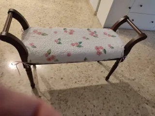 Banqueta de dormitorio con flores