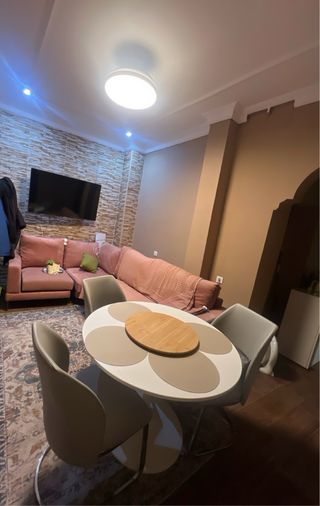 Sofá, mesa y 4 sillas de salón