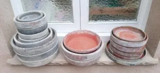 Platos para macetas de piedra y terracota