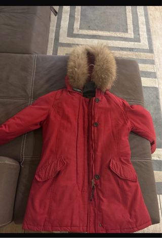 Giacca Woolrich rossa con cappuccio in pelliccia