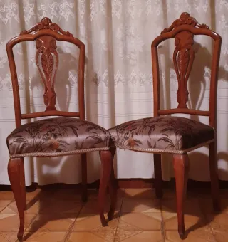 Pareja de sillas de madera tapizadas