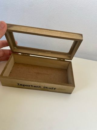 Caja de madera con tapa de cristal