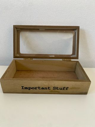 Caja de madera con tapa de cristal