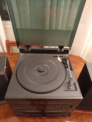 Tocadiscos, radio y caset doble