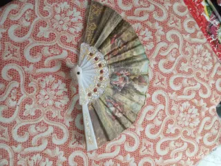Abanico antiguo decorado