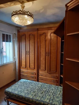 Armario de madera con cama abatible