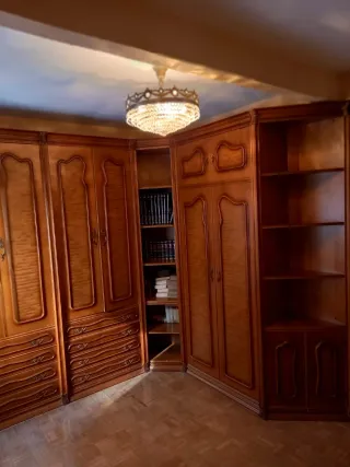 Armario de madera con cama abatible