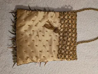 Bolso de fiesta dorado con abalorios