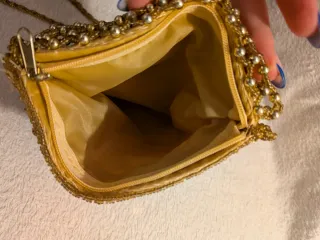 Bolso de fiesta dorado con abalorios