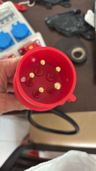 SE OFRECE MANITAS, FONTANERIA Y ELECTRICIDAD