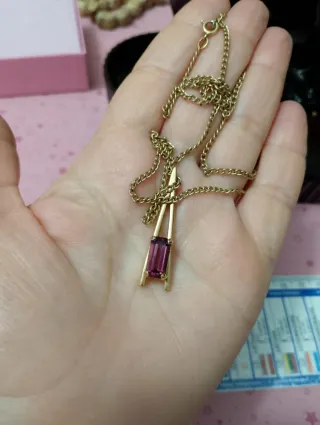 Collana con ciondolo color oro e pietra viola