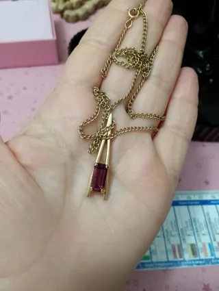 Collana con ciondolo color oro e pietra viola