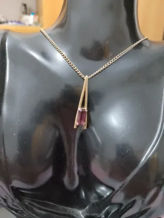 Collana con ciondolo color oro e pietra viola