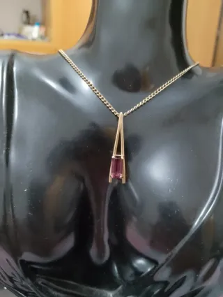 Collana con ciondolo color oro e pietra viola