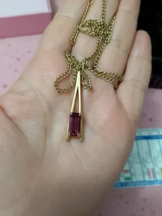 Collana con ciondolo color oro e pietra viola