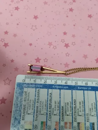 Collana con ciondolo color oro e pietra viola