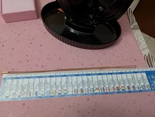 Collana con ciondolo color oro e pietra viola