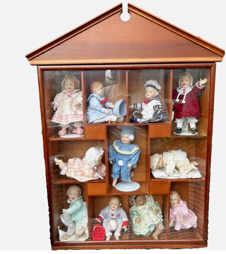 Bacheca con bambole Ashton Drake