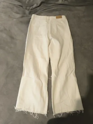 Pantalón vaquero color blanco roto