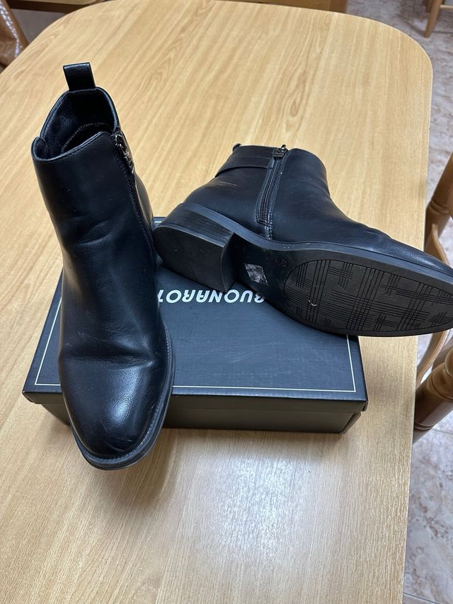 Botines negros con hebilla