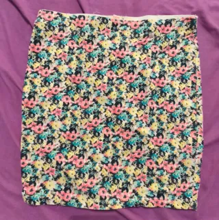 Falda floral corta tipo tubo