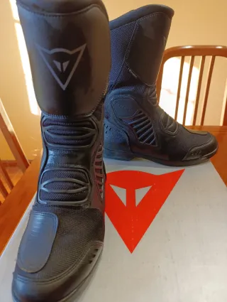 Equipación moto Dainese negra y blanca