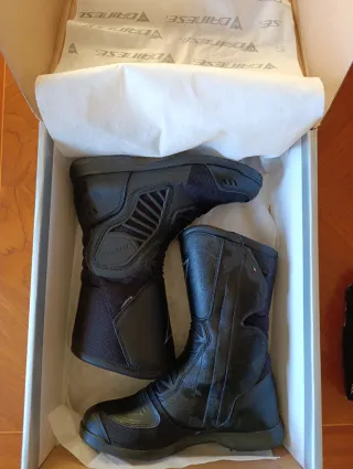 Equipación moto Dainese negra y blanca