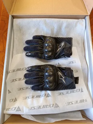 Equipación moto Dainese negra y blanca