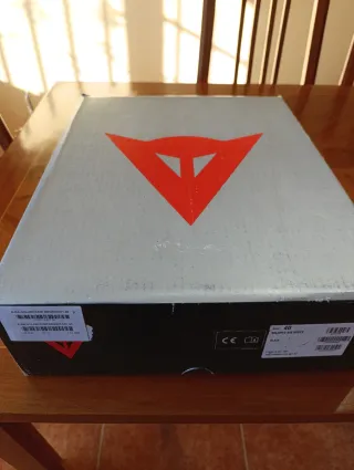 Equipación moto Dainese negra y blanca