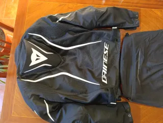 Equipación moto Dainese negra y blanca