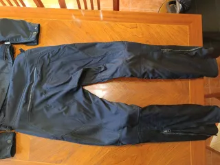 Equipación moto Dainese negra y blanca