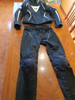 Equipación moto Dainese negra y blanca