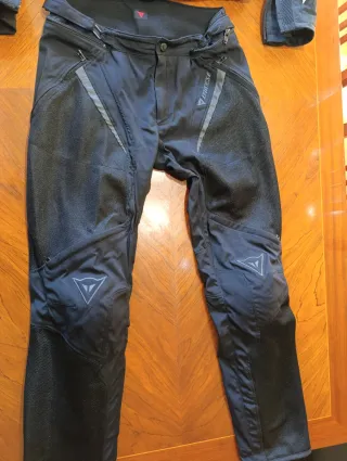 Equipación moto Dainese negra y blanca